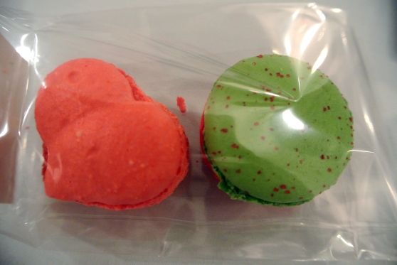 Macaron du mois: Rose  fraise & rhubarbe: Biscuit macaron bicolore parsemé de sucre rouge garni d’une ganache aux pulpes de fraise et  rhubarbe